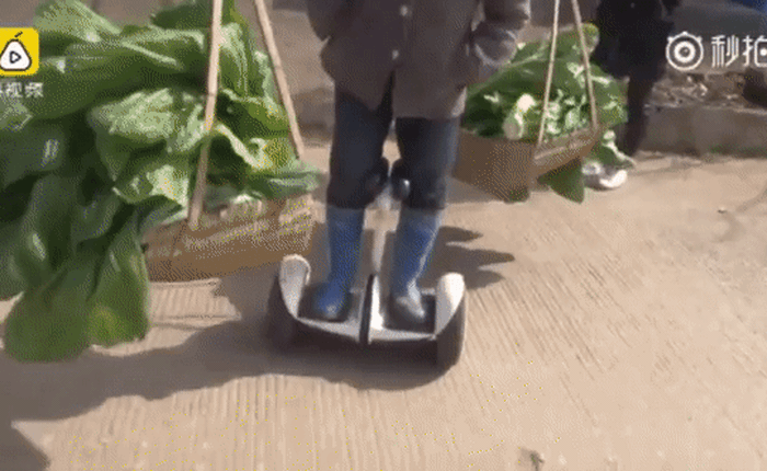 Chuyên dùng Hoverboard để "ship" rau, nữ nông dân nổi như cồn trên mạng xã hội Trung Quốc