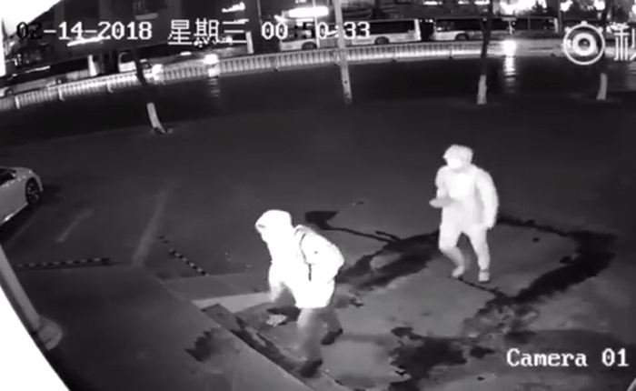 Video 2 tên trộm ném gạch vào đầu nhau thu hút 4 triệu lượt xem trên MXH Trung Quốc