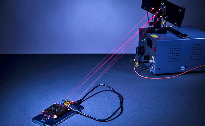 Đây là công nghệ sạc điện thoại từ xa bằng tia laser