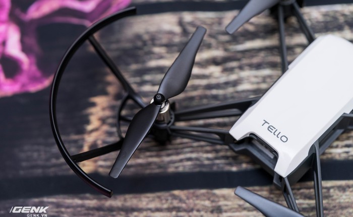 Mở hộp drone Ryze Tech Tello với công nghệ Intel và DJI: Nhỏ và rẻ như đồ chơi!