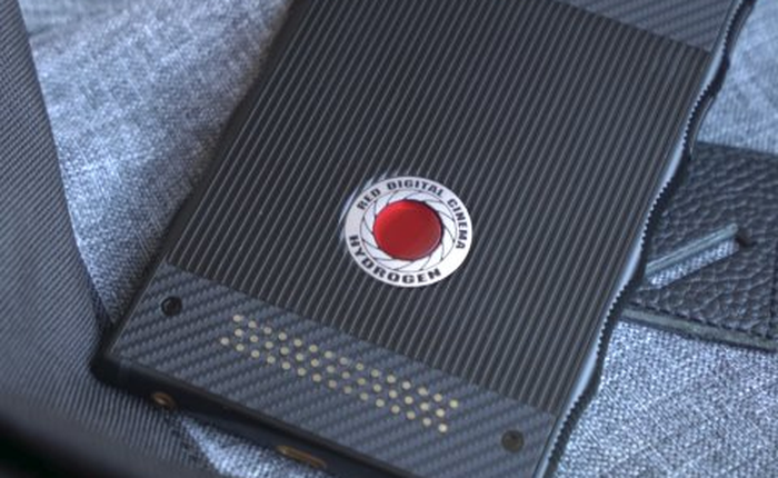 Những hình ảnh trên tay đầu tiên của chiếc điện thoại đến từ tương lai RED Hydrogen One, giá 1.200 USD