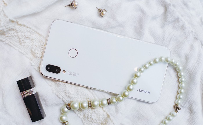 Phải cầm trên tay mới thấy Huawei Nova 3i phiên bản Trắng ngọc trai khác biệt với các smartphone màu trắng khác như thế nào