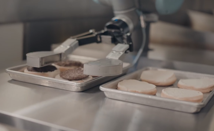 Robot lật bánh burger mới làm được vài ngày đã xin nghỉ để đi khám sức khỏe