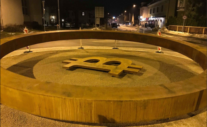 Sàn Bitstamp xây dựng tượng đài bitcoin đầu tiên trên thế giới