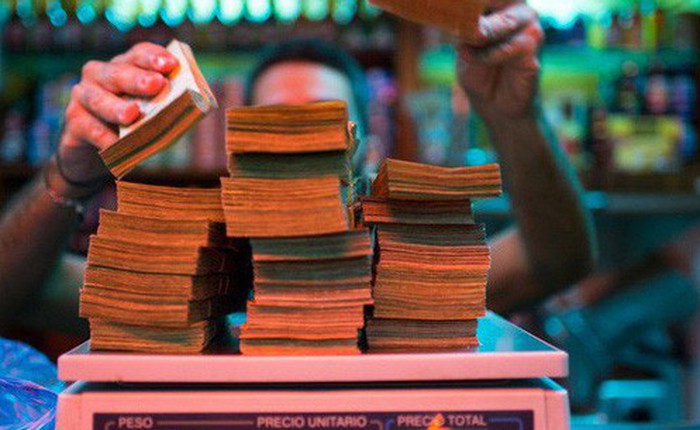 Siêu lạm phát tồi tệ đến mức khó tin ở Venezuela: Giá một lát bánh lên tới 7,8 chữ số, máy cà thẻ không thể đọc được!