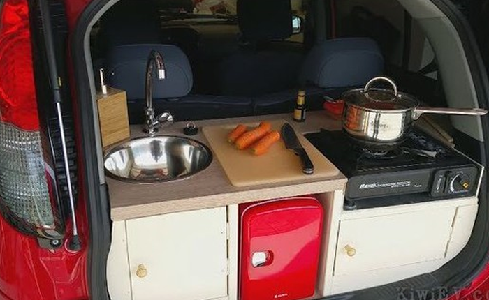 Youtuber "độ" cả căn bếp mini vào cốp ô tô điện, thoải mái nấu nướng dù chu du khắp nơi