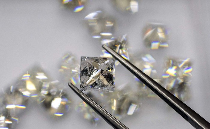 Phát hiện ra một thứ băng chưa từng tồn tại trong tự nhiên nằm giữa một viên kim cương