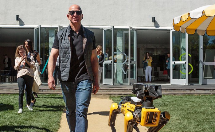 Khí chất của tỷ phú giàu nhất thế giới: Jeff Bezos dắt chó robot đi dạo tại hội nghị thường niên của Amazon