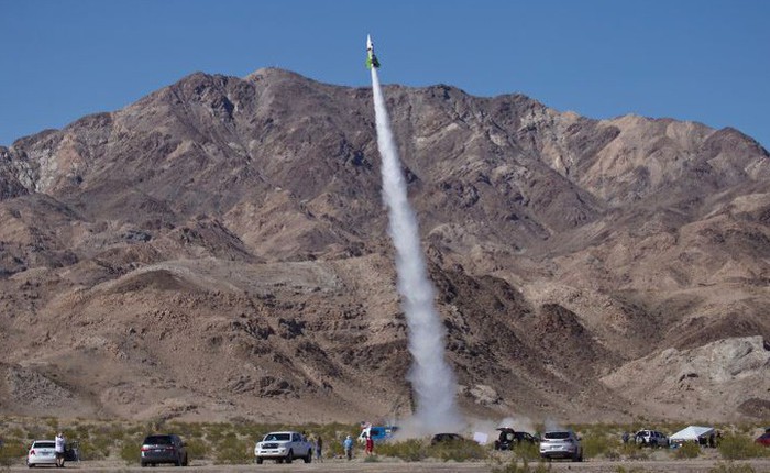 Bác già 61 tuổi tự mình lái thành công quả tên lửa tự chế lên không, nhằm chứng minh Trái Đất phẳng