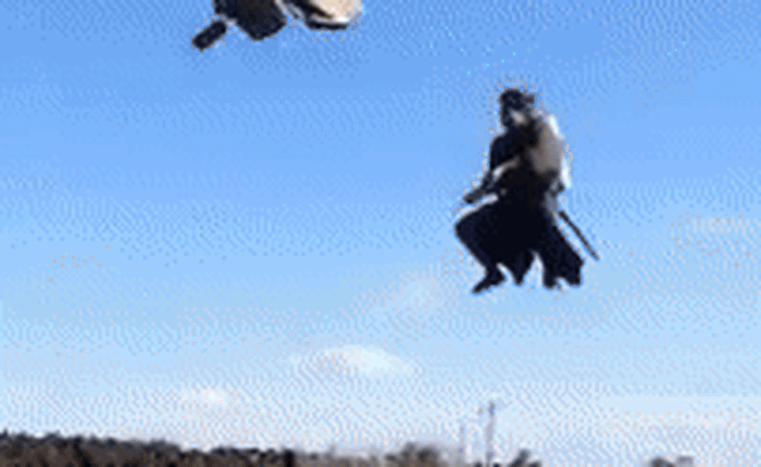 Video lạ nhất trong ngày: 2 samurai đeo ba lô phản lực đấu kiếm Nhật trên không