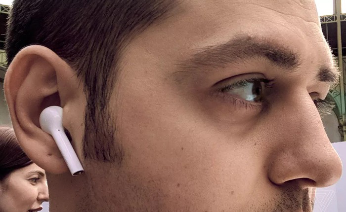 Không chỉ sao chép "tai thỏ", Huawei còn chơi luôn 1 cặp tai nghe giống hệt AirPod