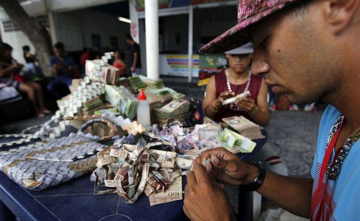 Lạm phát leo thang, người dân Venezuela dùng tiền để gấp đồ thủ công đem bán