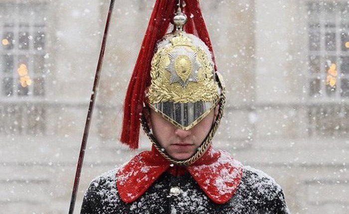 Hình ảnh bão tuyết Emma quần thảo dữ dội khiến nước Anh tê liệt