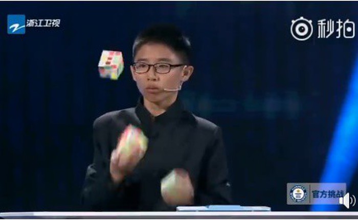 Cậu bé 12 tuổi gây ngỡ ngàng cả thế giới khi hoàn thành xếp 3 khối Rubik khi chơi tung hứng