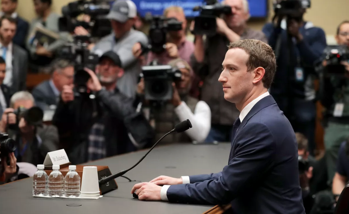 Đứng trước ống kính, Mark Zuckerberg làm mọi cách để tránh gây chú ý, và lí do của anh cũng thật là chính đáng