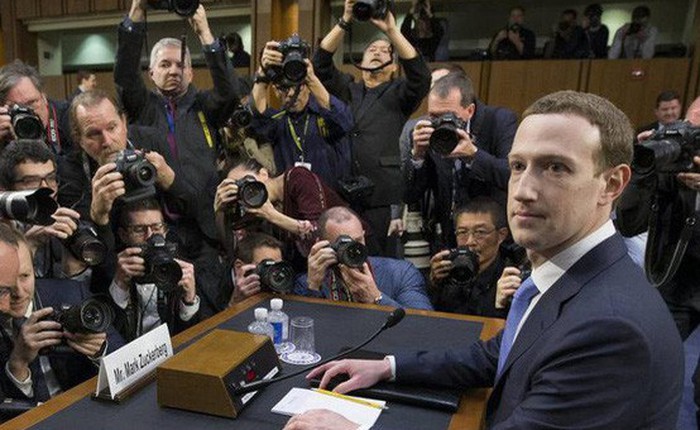 Bức ảnh Mark Zuckerberg bị kẹp chặt bởi "đoàn quân" camera chính là phép ẩn dụ hoàn hảo cho mặt tối của Facebook