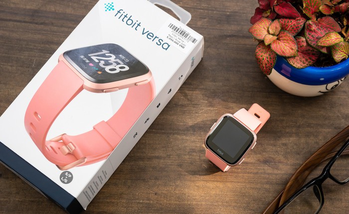 Cận cảnh smartwatch Fitbit Versa hồng nam tính: có tính năng theo dõi chu kỳ kinh nguyệt chị em, giá 5.490.000 VND