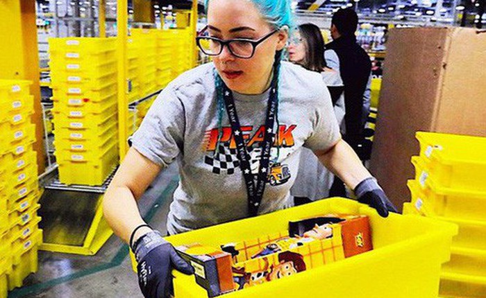 Nhân viên trong kho Amazon của tỷ phú giàu nhất thế giới Jeff Bezos làm việc bận tới mức phải đi vệ sinh ra chai vì lo bị phạt