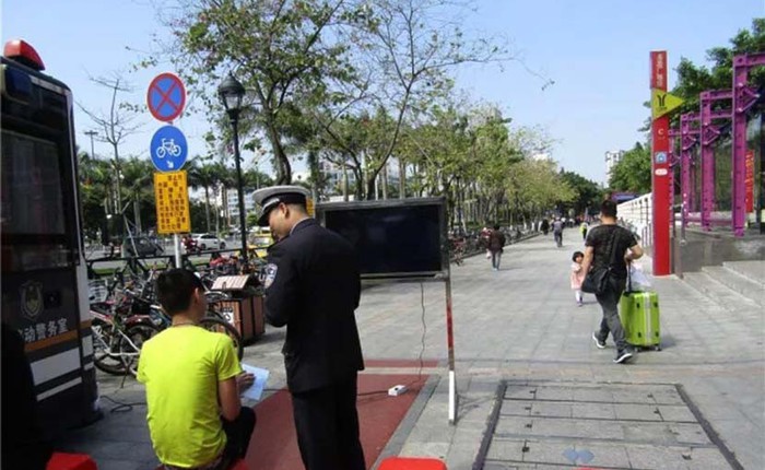 Trung Quốc: Người đi bộ sai luật sẽ phải lên mạng xã hội để công khai xin lỗi