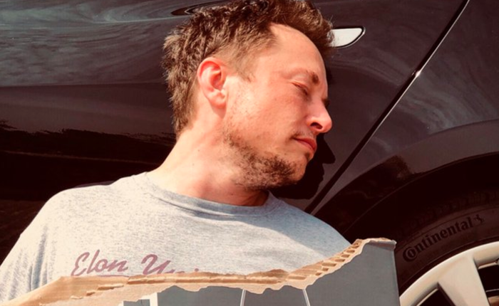 Elon Musk tweet tuyên bố Tesla phá sản, bản thân ngất lịm, xung quanh toàn chai rượu đúng ngày Cá tháng Tư