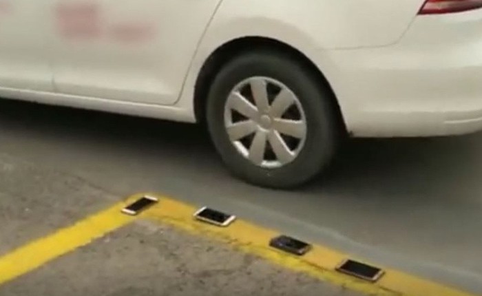 Trung Quốc: Dạy lùi xe bằng cách để điện thoại của học viên lên vạch kẻ sơn