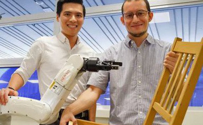 Các kỹ sư Singapore vừa tạo ra một chú robot biết lắp ráp ghế IKEA cực chuẩn