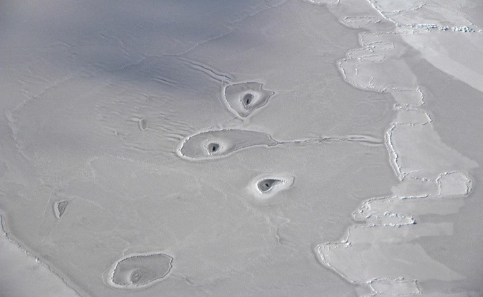 Có gì bí ẩn quanh những hố băng mà NASA vừa phát hiện tại Bắc Cực?