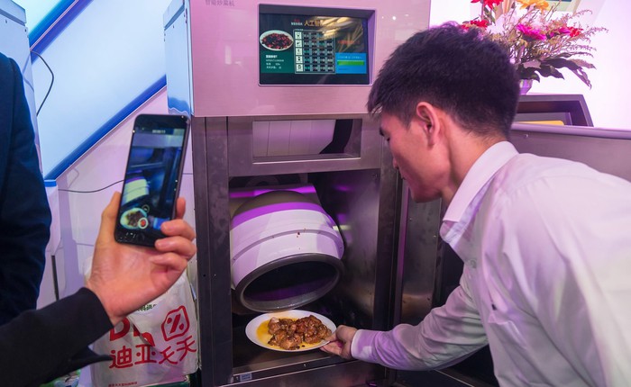 Kĩ sư Trung Quốc tạo ra con robot thông minh biết nấu ăn vì vợ ông cằn nhằn hơi nhiều