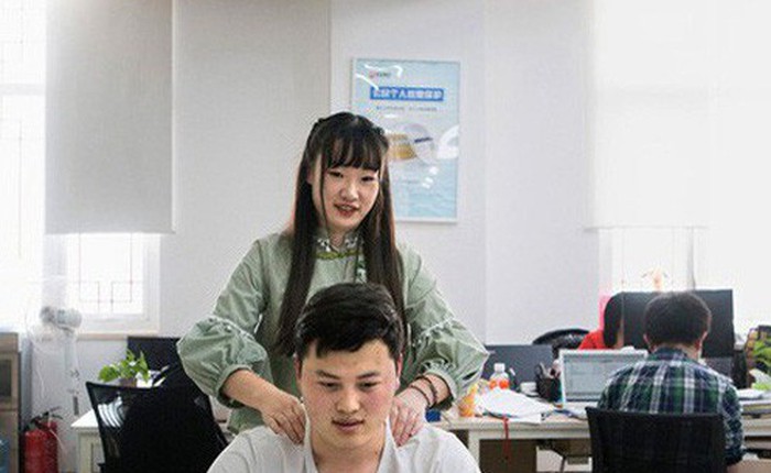 Nghề lập trình hot nhưng lại quá vất vả, các công ty công nghệ Trung Quốc đua nhau tuyển nữ nhân viên massage thư giãn cho các coder, lương gần 1000 USD/tháng