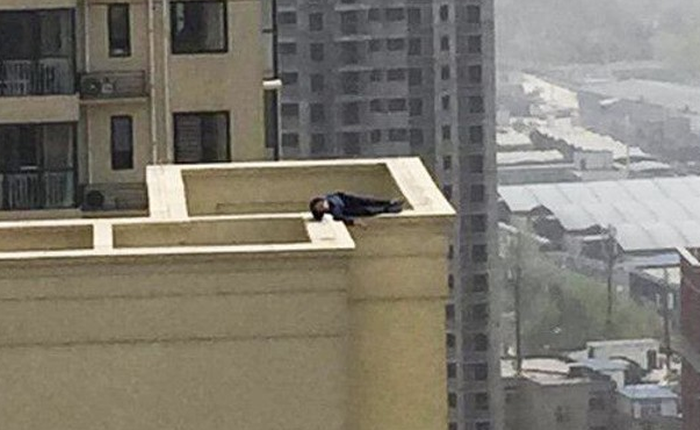 Người đàn ông leo lên tầng 29 với ý định nhảy lầu ai ngờ ngủ quên luôn trên nóc nhà