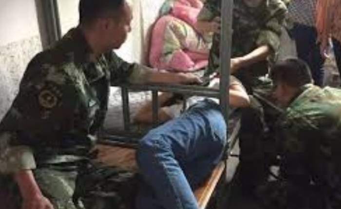 Bắt chước trào lưu luồn thang trên Tik Tok, nữ sinh Trung Quốc luồn đầu giường rồi bị mắc kẹt