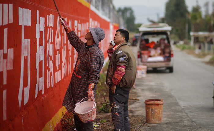 Khởi nghiệp bằng xe đạp, chổi quét sơn, người đàn ông này đã giúp vùng quê Trung Quốc giàu lên nhờ vẽ quảng cáo tường