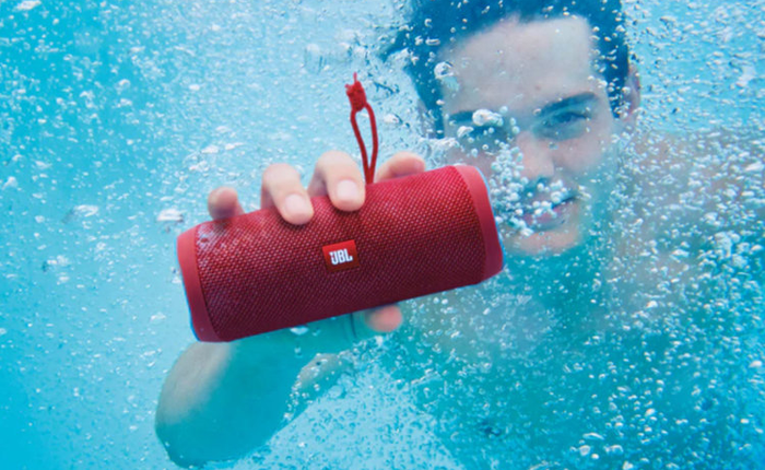 6 thiết bị công nghệ chống nước hoàn toàn phù hợp để sử dụng bên bể bơi, bãi biển trong mùa hè năm nay