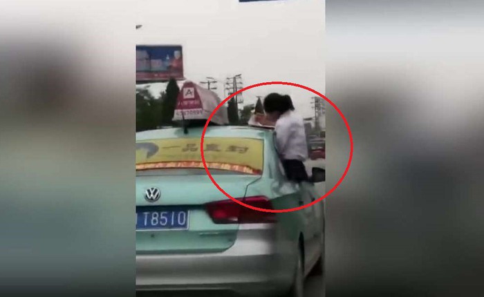 Con gái làm bài tập trên mui xe khiến người cha lái taxi bị đình chỉ công tác