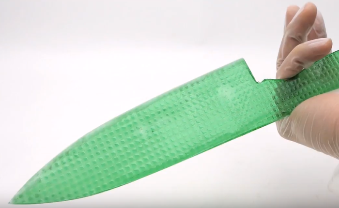 Youtuber Nhật vừa biến thạch rau câu thành dao làm bếp, có thể thái dưa chuột thành lát mỏng như giấy pơ-luya
