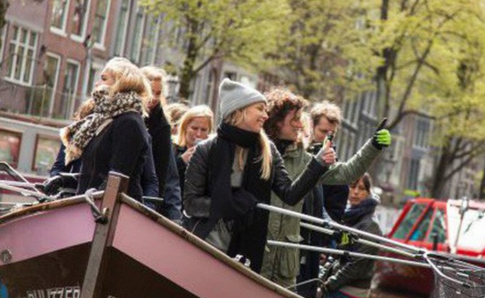 Cách giảm ô nhiễm môi trường nước độc đáo ở Amsterdam: Cho đi tour thuyền có HDV miễn phí nhưng du khách phải... dọn rác