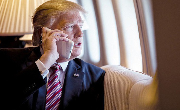 Trong khi ông Obama phải dùng điện thoại "cục gạch" thì Tổng thống Donald Trump sử dụng tới hai chiếc iPhone