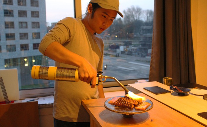 Tự mở nhà hàng Nhật trong phòng kí túc, anh chàng 21 tuổi khiến giới sành ăn ở Amsterdam phải ngỡ ngàng