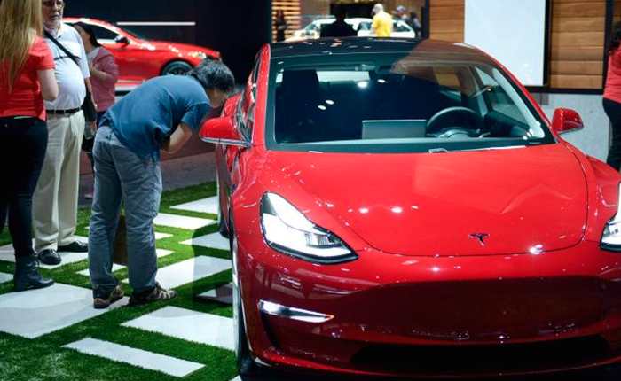 Sau khi báo cáo thu nhập Q1 thua lỗ, Tesla hứa sẽ tạo ra lợi nhuận trong nửa sau của năm NẾU như hãng có thể đạt được mục tiêu sản xuất mẫu xe Model 3