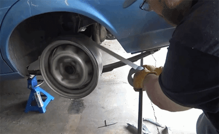 Có thể bạn chưa biết: Băng dính ngoài để dán thì còn có thể dùng làm.... lốp xe ô tô