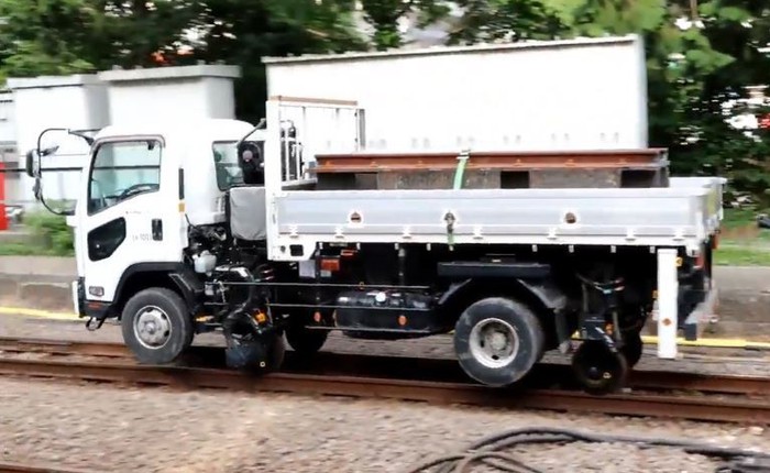 Kirikusha: Loại xe tải cực dị đến từ Nhật Bản, đi được trên cả đường bộ lẫn đường sắt