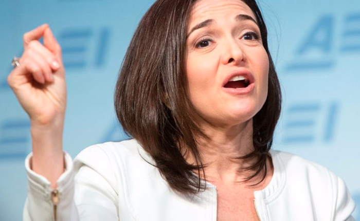 Mô hình kinh doanh quảng cáo của Facebook từng bị Tim Cook chỉ trích không thương tiếc, nhưng đến bây giờ COO Sheryl Sandberg mới đáp trả lại