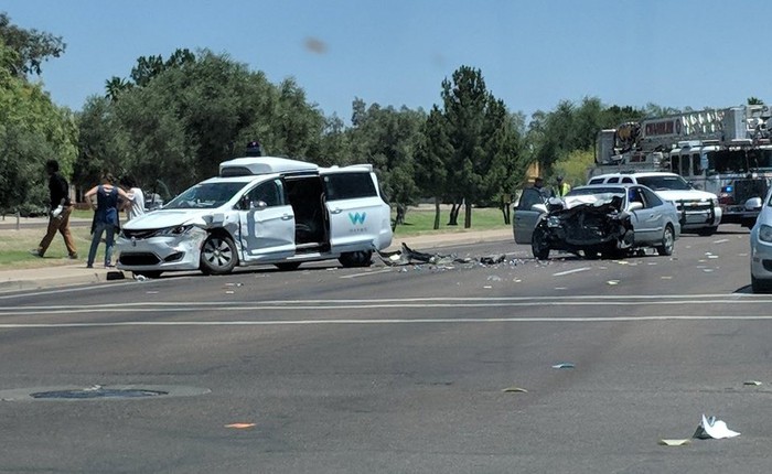 Lại thêm một chiếc xe tự lái Waymo bị tai nạn ở Arizona