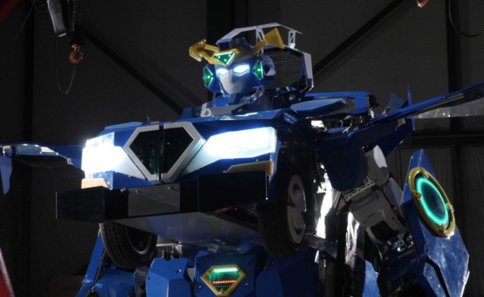 Chiêm ngưỡng robot Transformer ngoài đời thực của Nhật Bản, có thể di chuyển 100 mét/giờ và chở theo hai người