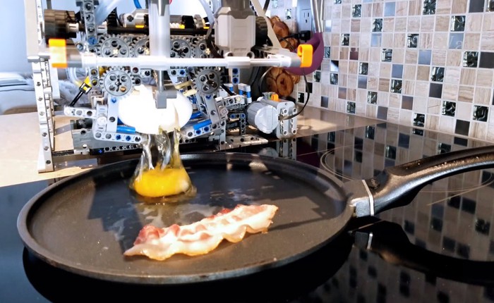 Thấy bố vất vả chuẩn bị bữa sáng, YouTuber xây dựng luôn robot LEGO biết nấu ăn chuyên món trứng ốp la