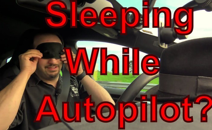 [Video] Nhân viên của Tesla "không thèm" nhìn đường khi thử nghiệm chế độ tự lái của mẫu xe Model S trên đường cao tốc