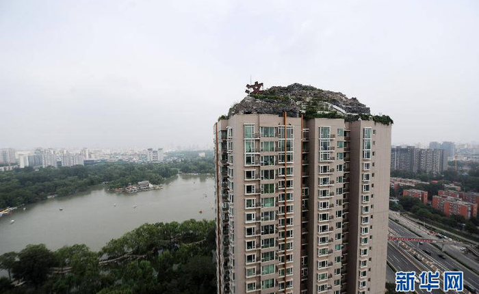 Trung Quốc: Xây hồ bơi trái phép trên nóc chung cư để tập luyện giữ dáng