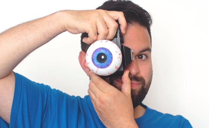 Nhiếp ảnh gia tạo ra ống kính máy ảnh có hình dạng của ... một con mắt