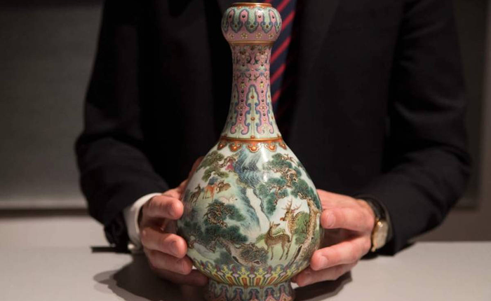Pháp: Tình cờ tìm thấy bình hoa cũ kỹ trên gác mái, ai ngờ bán đấu giá được 431 tỷ đồng