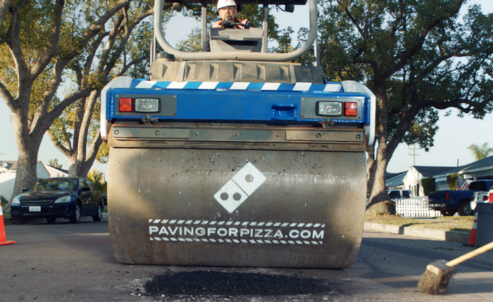 Quảng cáo thông minh: Domino's ngỏ ý lấp ổ gà quanh nhà thực khách để đảm bảo an toàn cho pizza khi vận chuyển